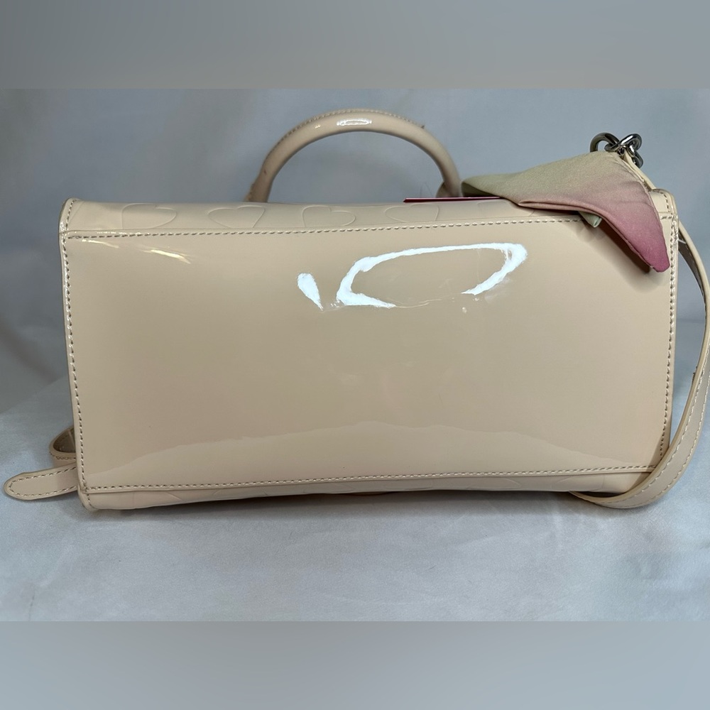 Betsey Johnson “Sand” Heart Debossed Crossbody Handbag Patent with Scarf - Picture 5 of 5